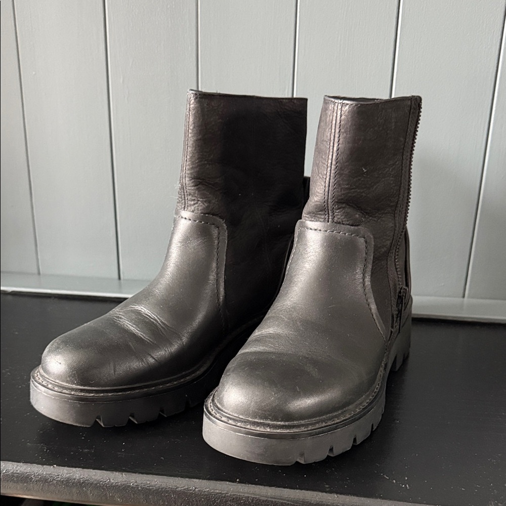 Women's Ugg  Black Leather Ankle Boots